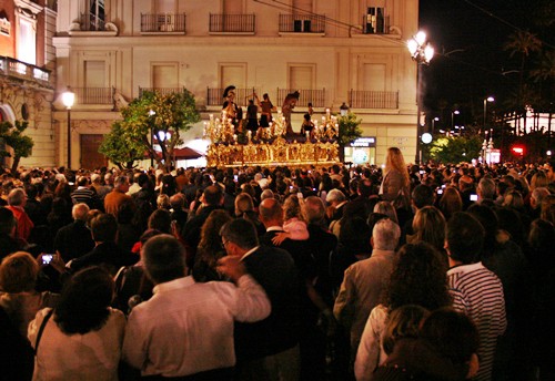 Crowds watching paso