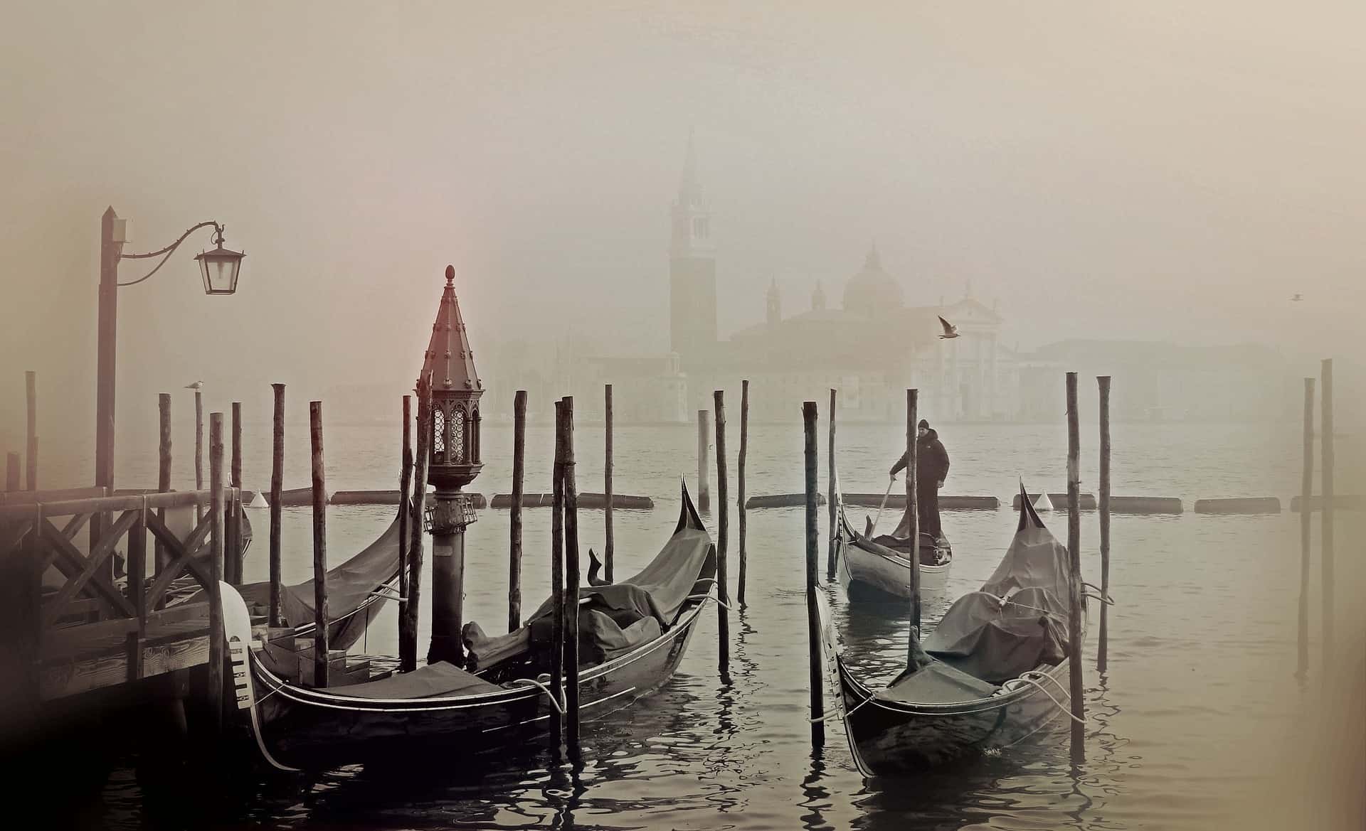 Hidden gems in Italy - early morning mist in Venice
