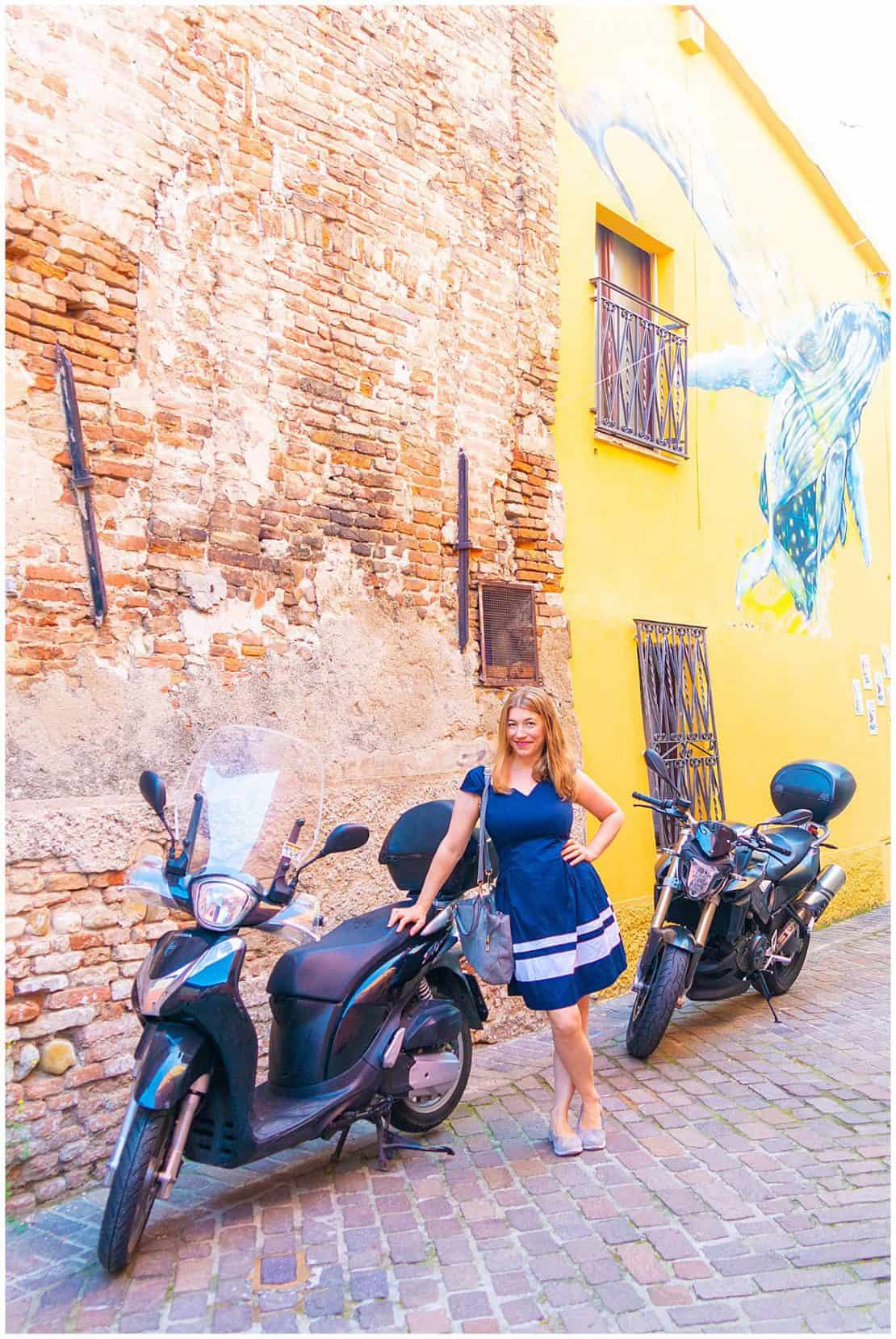 Италия - Эмилия-Романья - Римини-мотоцикл и Эбигейл Кинг в Борго