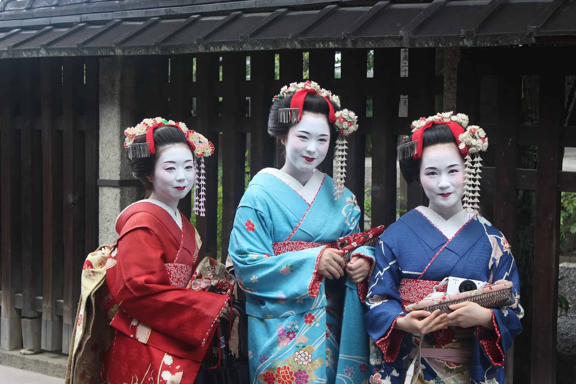 Interesting facts about Japan - kimonos and geisha make up - three women