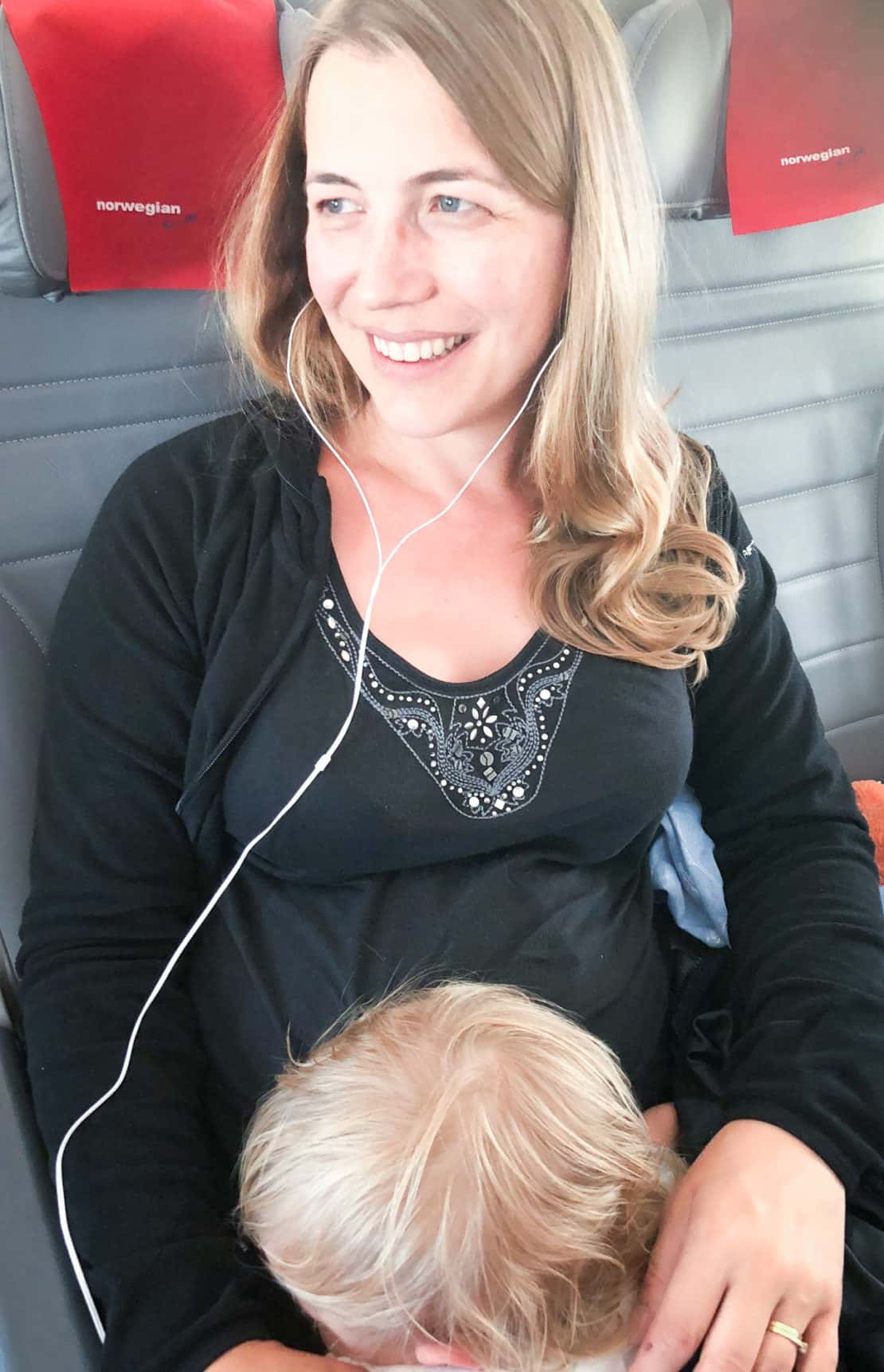 How to be comfortable on a plane when travelling with a breastfeeding baby