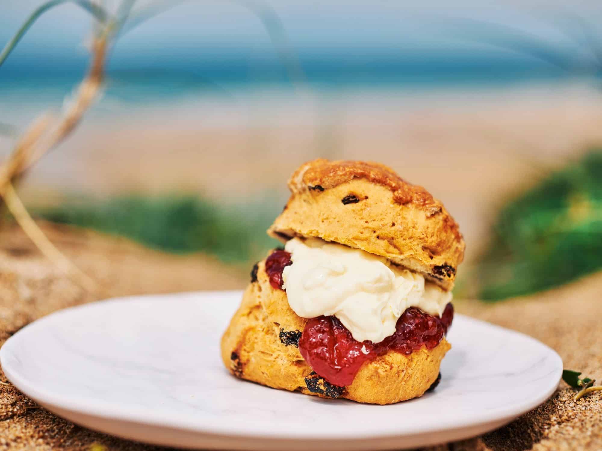 Fun facts about Cornwall - Cornish clotted cream and jam scone