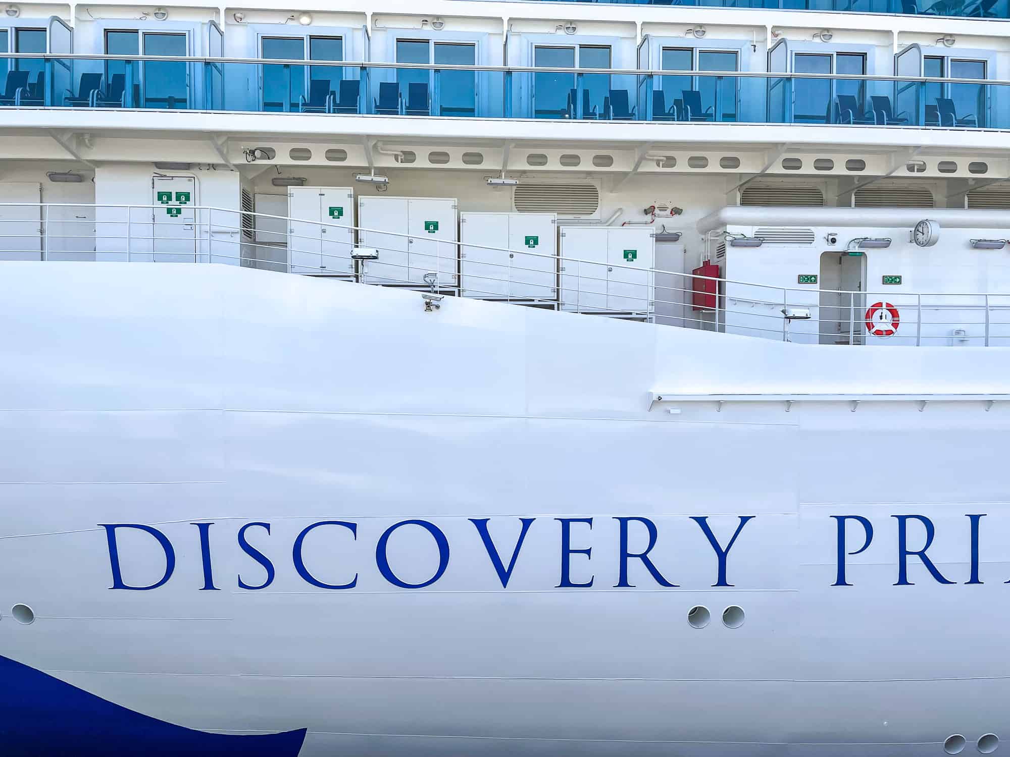 Discovery Princess Review - Piazza Welcome Aboard with live music-1