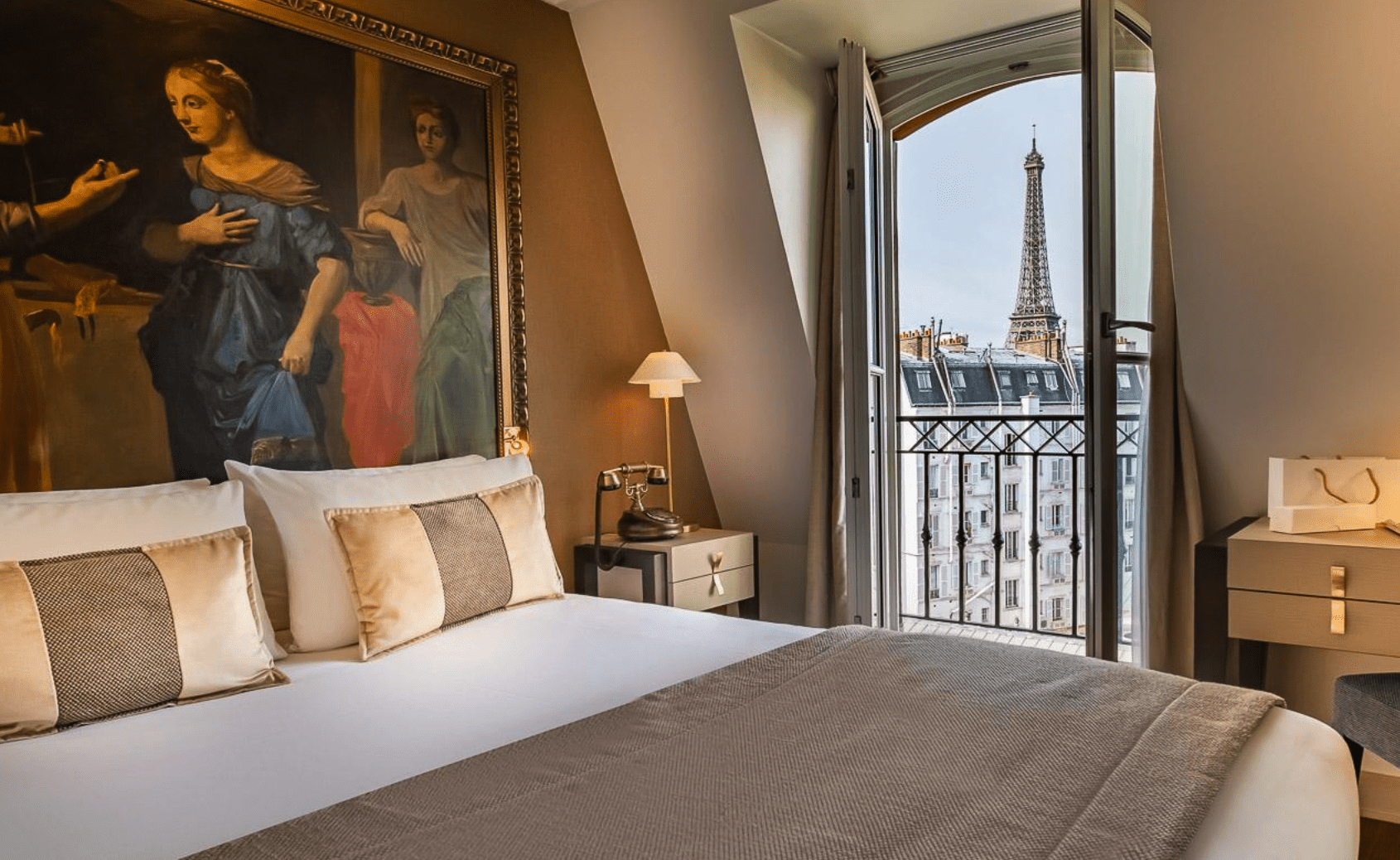 Best hotels in Paris with view of the Eiffel Tower - four star - Hotel Le Walt Room Interior