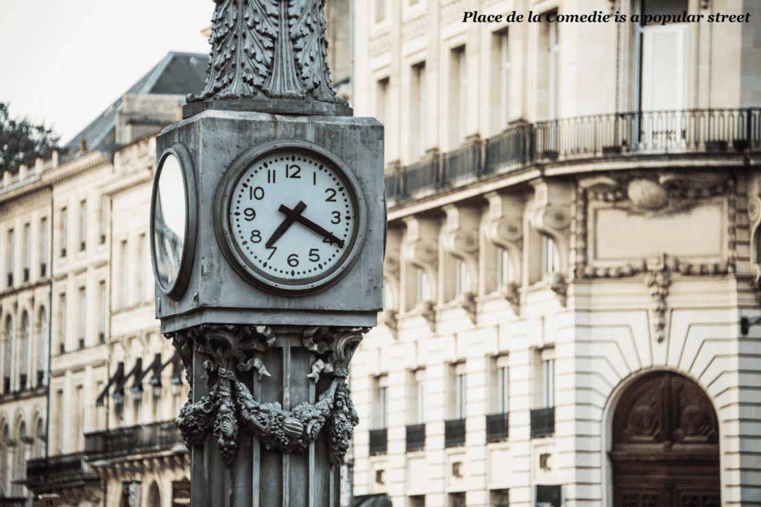 Clock in Place de la Comedie - Bordeaux itinerary