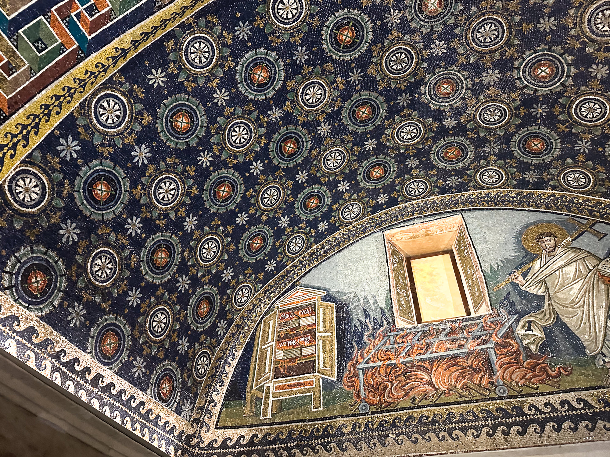 Italy-Ravenna-Mausoleum-Galla-Placidia-Starry-Sky-with-books