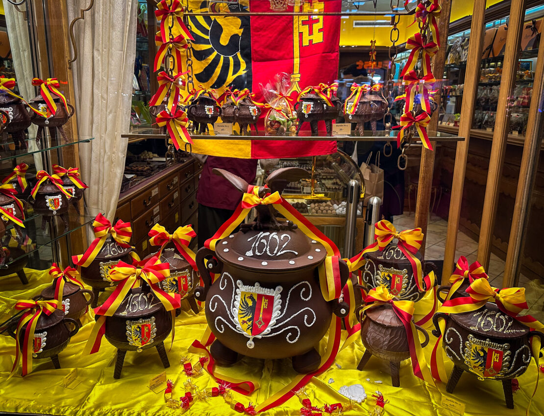 Large window display of marmites de l'escalade